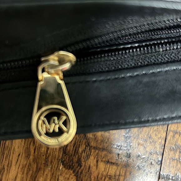 Vintage michael Michael Kors Bag Leather black ruched crossbody Gold Hardware - Picture 13 of 15